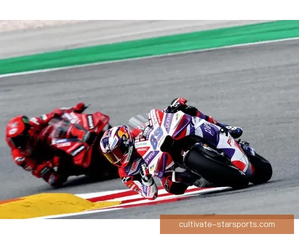 MotoGP赛场最新动态解析冠军争夺战升级与车队策略博弈全景观察