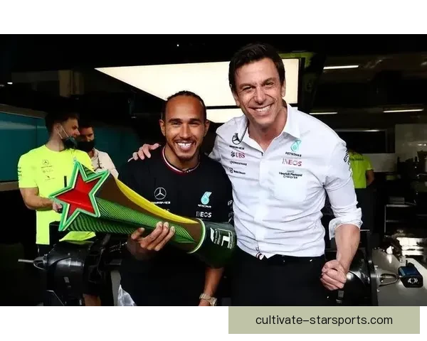 F1赛季最新动态：红牛团队再度称霸赛道 刘易斯汉密尔顿表现引关注