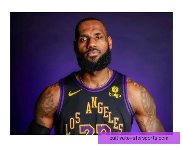 湖人队迎来新赛季挑战 詹姆斯带领年轻球员冲击总冠军